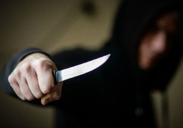 На Сырце мужчина пытался напасть с ножом на людей. 