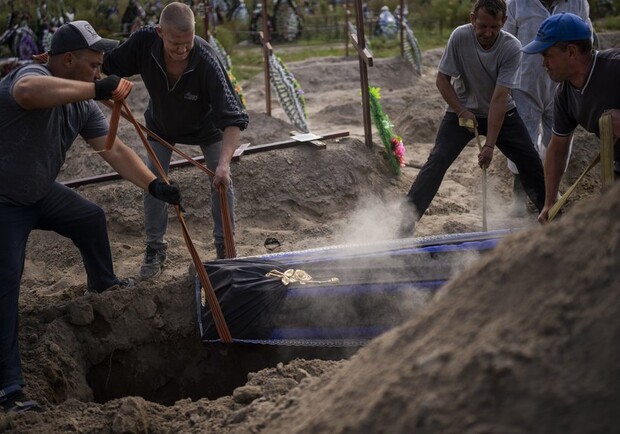 В Буче похоронили 13 погибших во время оккупации, тела которых никто не унес. 