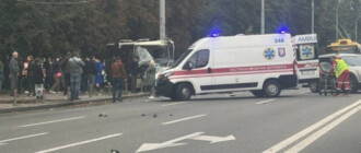 В Киеве Mercedes врезался в маршрутку, наполненную людьми: много пострадавших (видео)