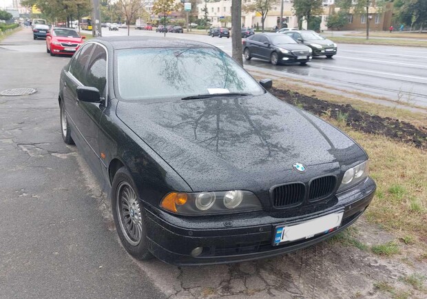 В Киеве оставляют предупреждение водителям, паркующим авто на газоне. 