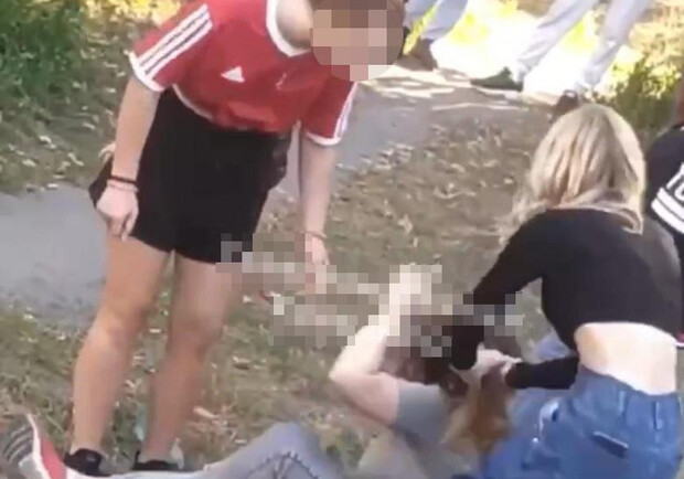 В Киеве 16-летние школьницы жестоко избили одноклассницу: начато расследование. 
