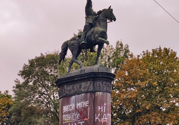 В Киеве активисты разукрасили памятник Щорсу и просят демонтировать его. 