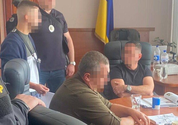 В Киевской области двух чиновников поймали на крупной взятке 