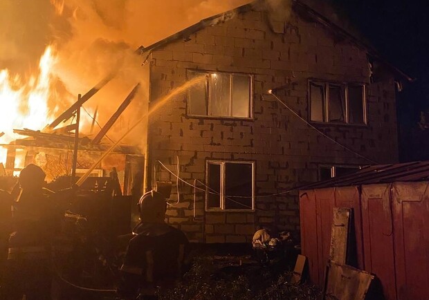 В Дарницком районе горела частная усадьба. 