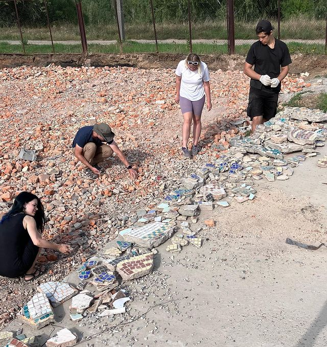 Активисты нашли на свалке часть мозаики, которая была уничтожена в Макарове.