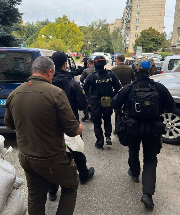 В Киевской области двух чиновников поймали на крупной взятке