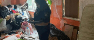 Полицейские нашли в Киеве квартиру с грудами мусора и тараканами, и изъяли оттуда детей - фото
