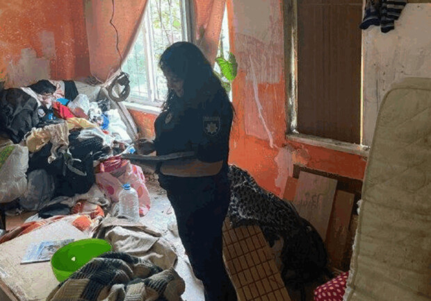 Полицейские нашли в Киеве квартиру с грудами мусора и тараканами, и изъяли оттуда детей - фото. 