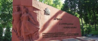 Со стелы героев КПИ убирают советскую символику
