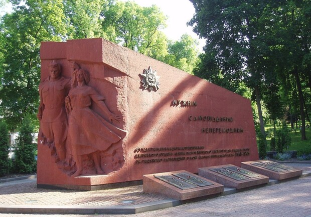 Со стелы героев КПИ убирают советскую символику. 