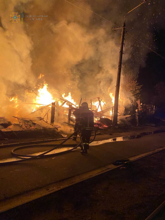 В Дарницком районе горела частная усадьба.