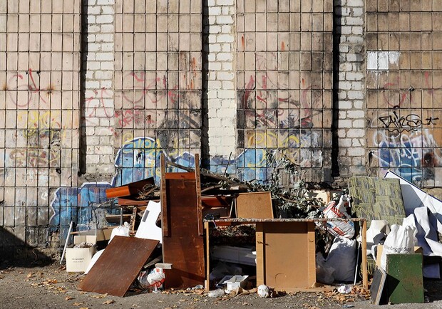 Киевлян просят сообщать о кучах крупногабаритного мусора у домов. 