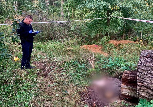 Под Бучей нашли останки человека, убитого российскими военными. 