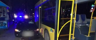 В Киеве пьяная водитель BMW протаранила автобус