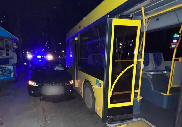 В Киеве пьяная водитель BMW протаранила автобус. 
