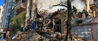 Одна женщина погибла: в Киеве спасатели продолжают расчищать завалы разрушенного дома