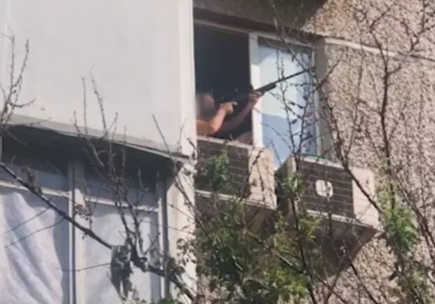 Фото, где мужчина с винтовкой в Киеве якобы сбивает дроны со своего балкона &ndash; фейк. 