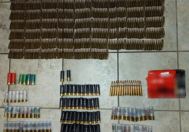 В Киеве администратор ломбарда хранил оружие и награбленные вещи. 
