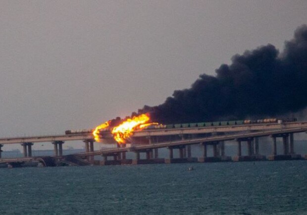 В Керчи горит Крымский мост 