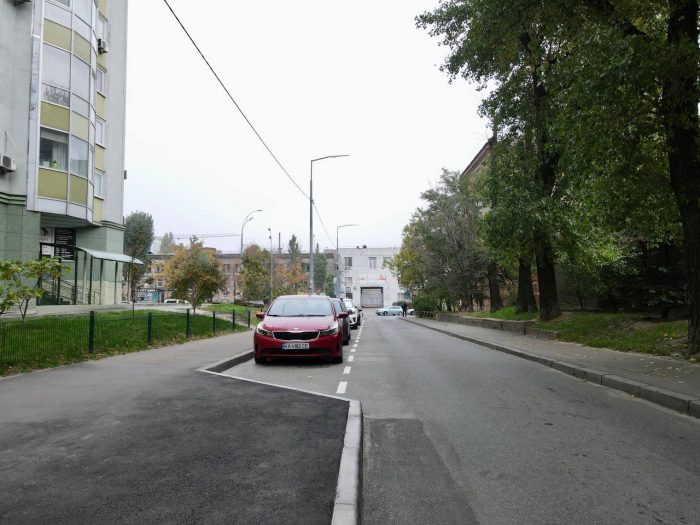 У метро 