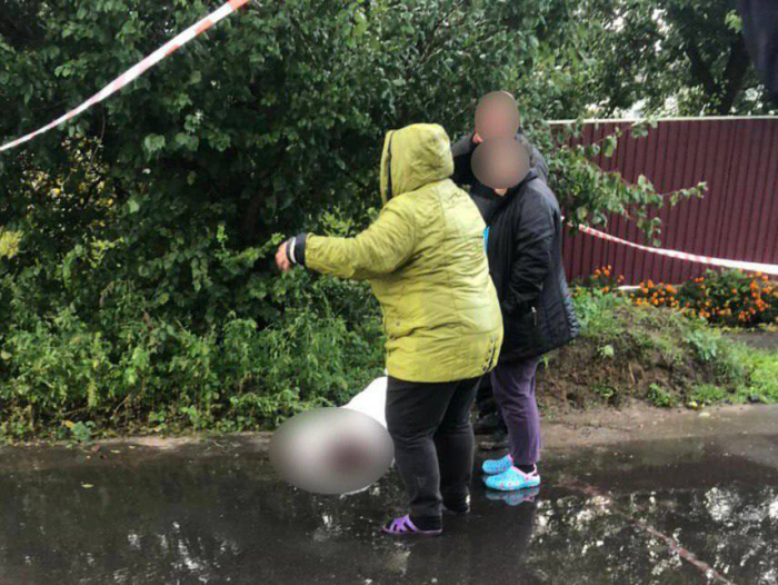 В Киевской области водитель сбил двух девочек: дети погибли.