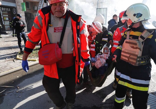 Увеличилось количество жертв в результате вчерашнего удара по дому в центре Киева. 