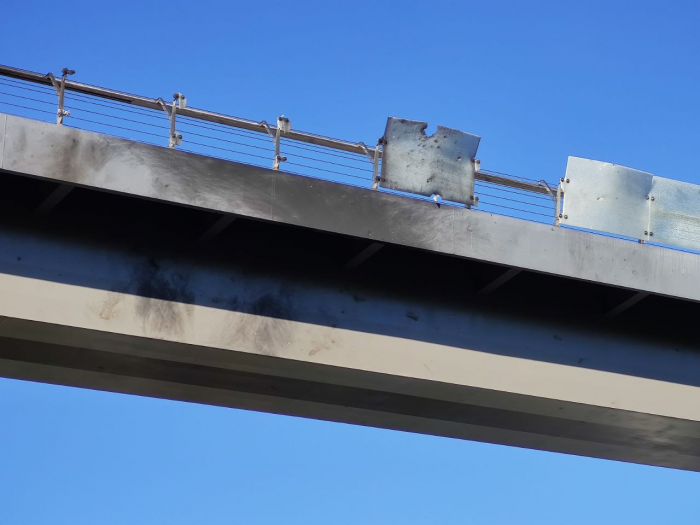 На "мосту Кличко" видно следы копоти после взрыва.