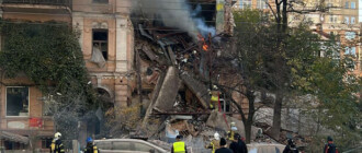 В Киеве после атаки дронов под завалами дома погибла женщина