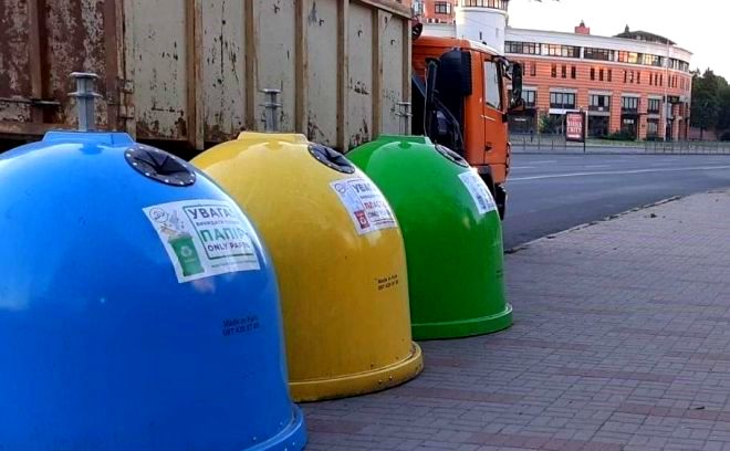 Знайомі киянам контейнери для збору сміття. Фото: Київкомунсервіс