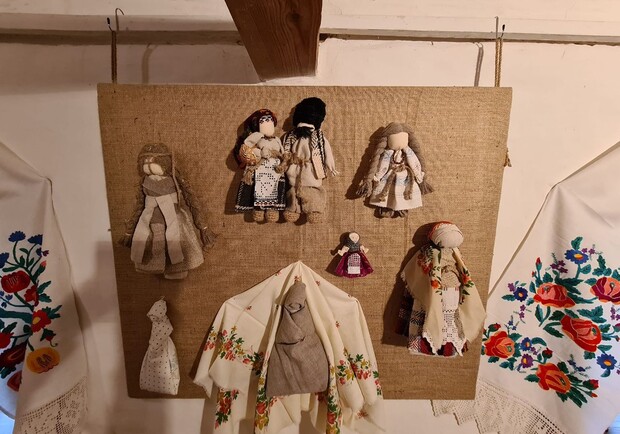 В Пирогово показывают украинских народных кукол 