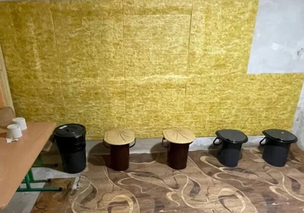 В киевских школах просят установить нормальные туалеты в укрытиях. 