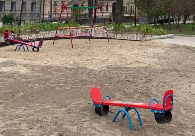 В центре Киева восстановили детскую площадку, в которую попала российская ракета - фото и видео. 