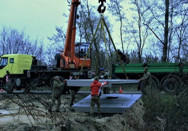 На рубежах обороны Киевской области наращивают фортификационное оборудование. 