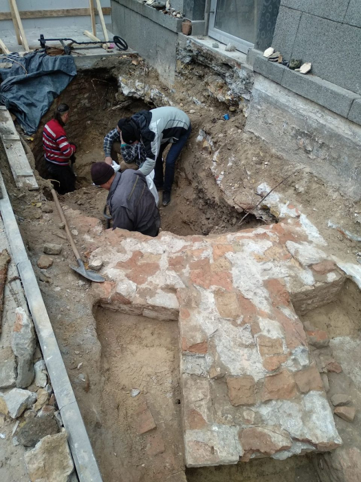 Историческую находку археологов у стен Софии Киевской залили бетоном.
