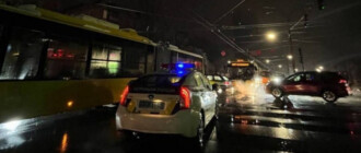 В Киеве из-за перебоев с электроэнергией остановилось движение (фото, видео)