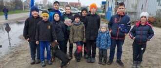 Под Киевом дети организовали блокпост, где собрали деньги для ВСУ