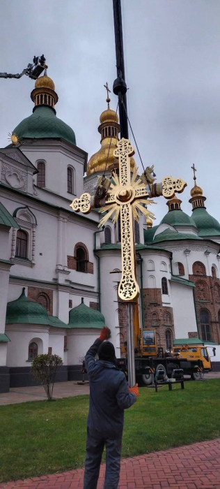 На баню Софийского собора был установлен новый крест.