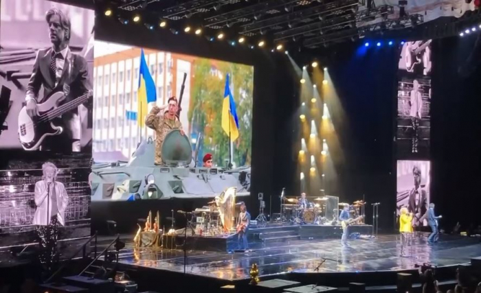 Британский музыкант Род Стюарт начал свой тур выступлением в поддержку Украины.