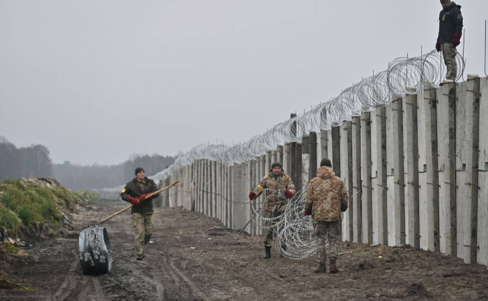 Зведені перші три кілометри бетонного паркану на Волині. Фото: К.Тимошенко/Facebook