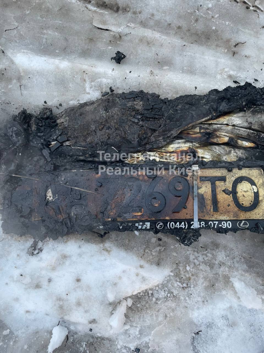 На Осокорках сгорел автомобиль: в салоне обнаружили тело человека.