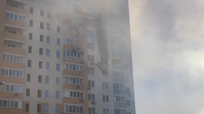 В Подольском районе загорелась квартира, вероятно, из-за взрыва аккумулятора.