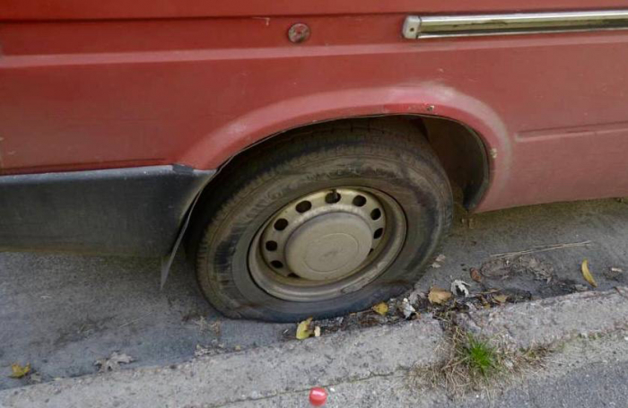 В Киеве мужчина порезал колеса на военном авто из-за белого креста на нем.