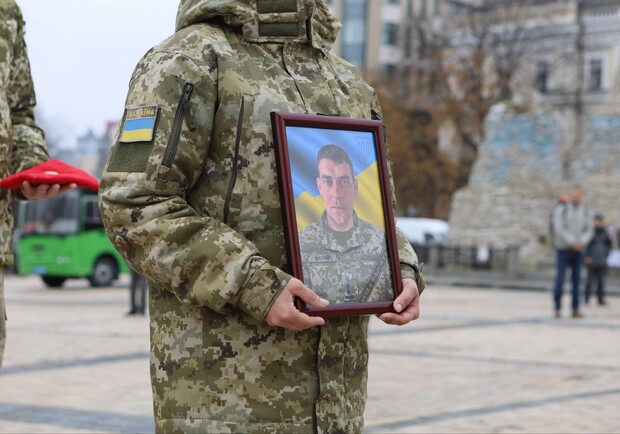 Только через 6 месяцев после смерти в Киеве смогли попрощаться с бойцом, погибшим на "Азовстали". 
