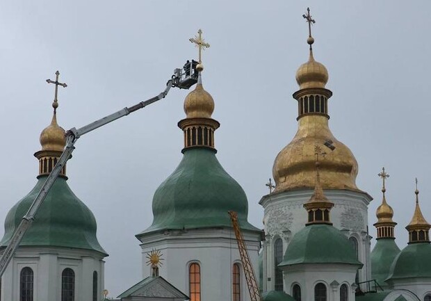 На купол Софийского собора был установлен новый крест. 