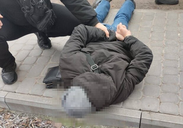 В Киеве разбойник обокрал женщину и поджег ей волосы. 