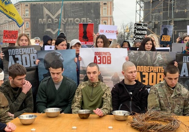На Софийской площади прошла креативная акция в поддержку бойцов "Азовстали" - фото. 