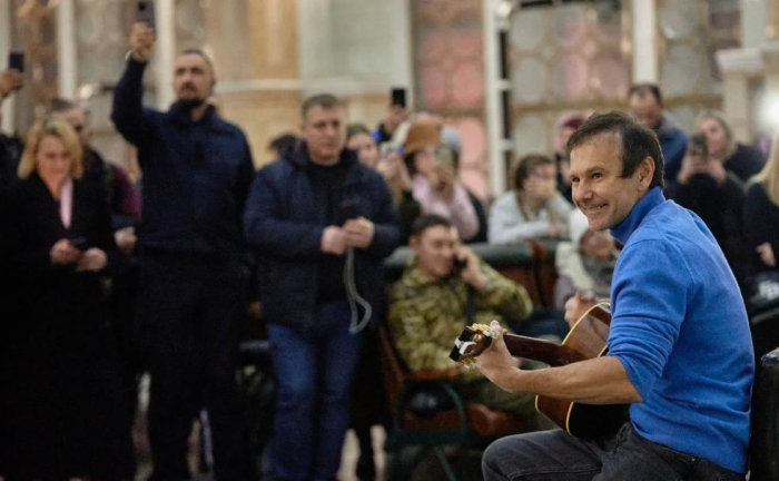 Святослав Вакарчук співає у холі Центрального воказлу. Фото: instagram.com/sviatoslav.vakarchuk