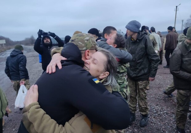 В Украину вернулись 140 военных, которых взяли в плен. 