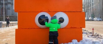 На местах блокпостов в Киеве появились сказочные герои