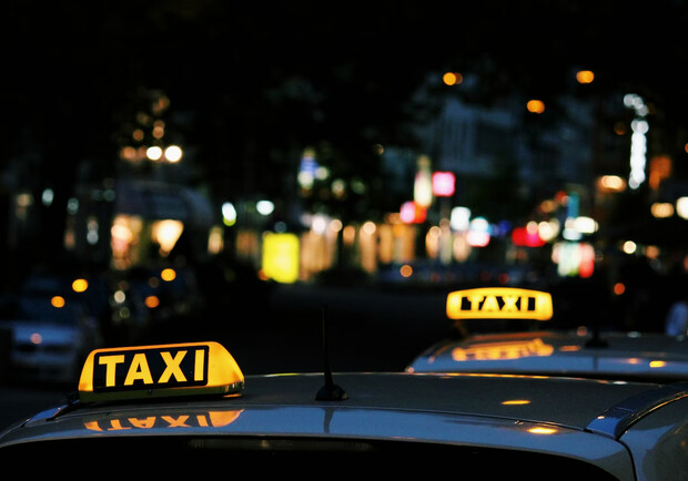 Жители Киева предлагают разрешить работу такси в новогоднюю ночь. 